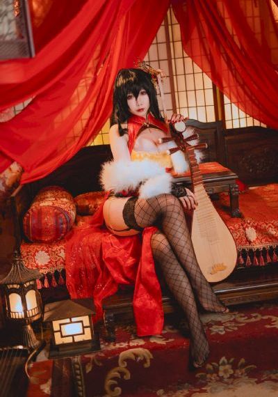 女仆扒开双腿让主人调教游戏